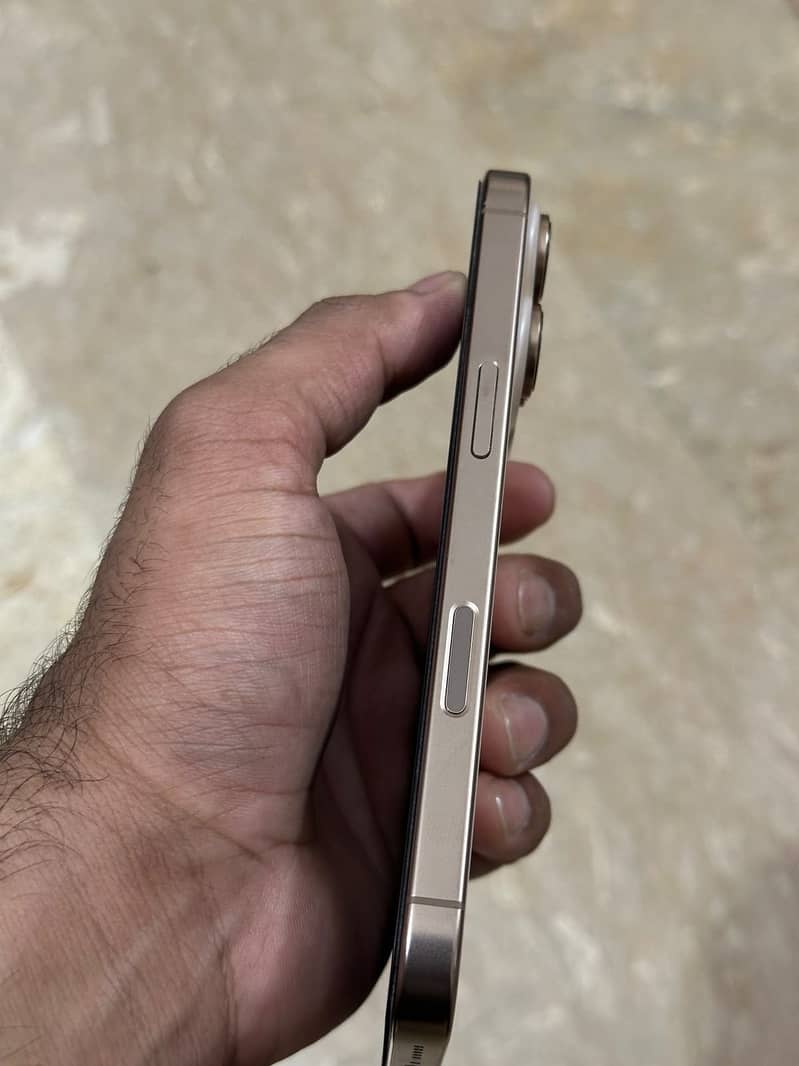 Apple iPhone 16 Pro 2