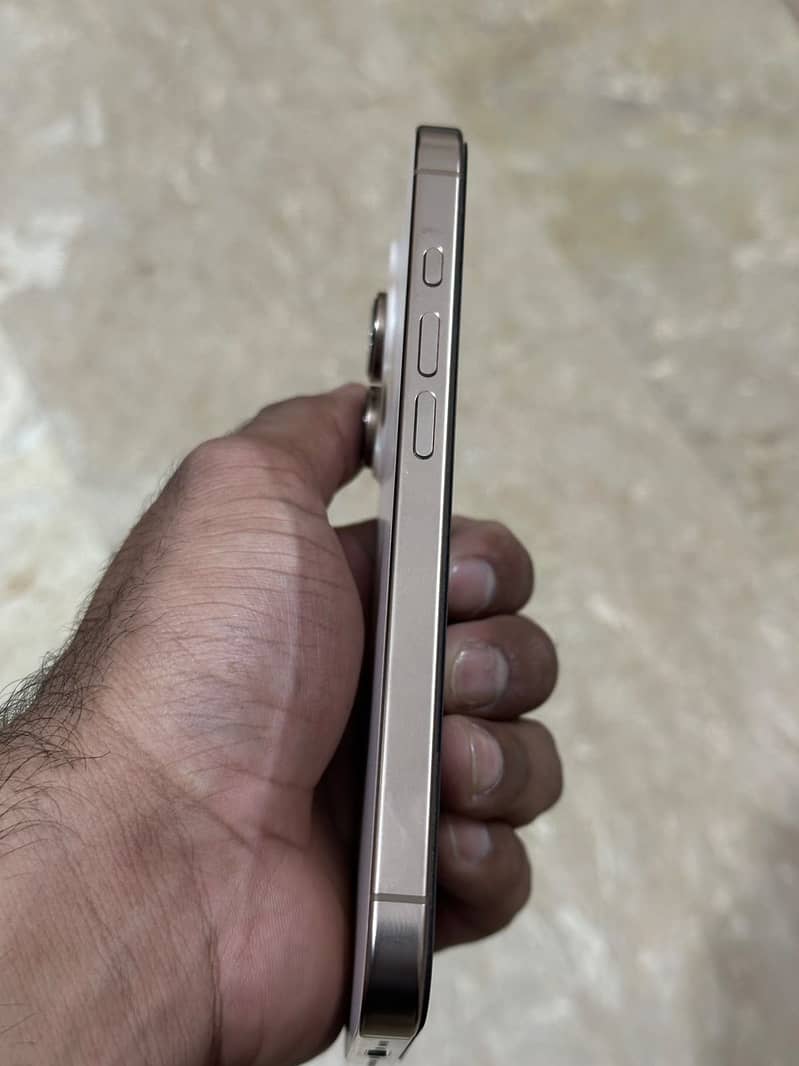 Apple iPhone 16 Pro 3