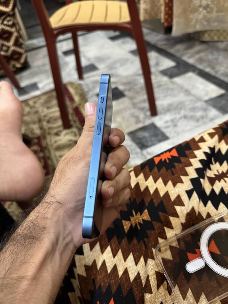 Apple iPhone 13 2