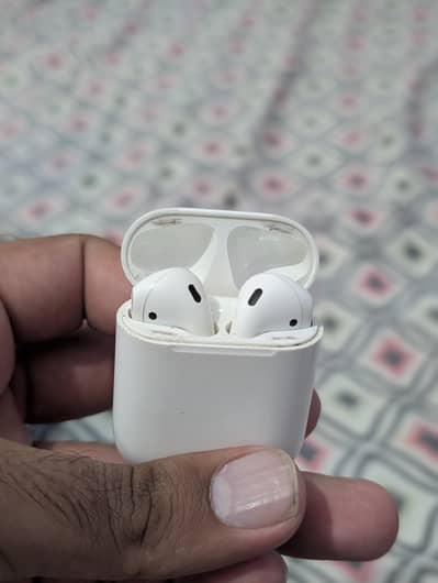 Apple Airpods 2nd Generation.