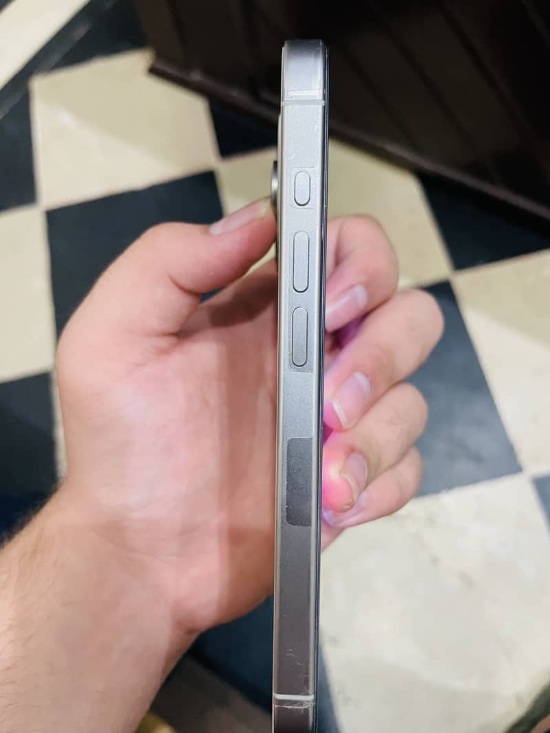 Apple iPhone 15 Pro 2