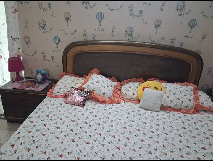 Bed with side tables 0