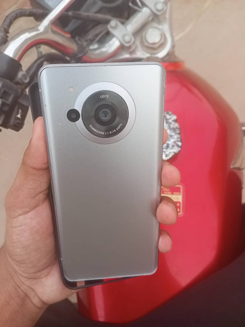 Sharp Aquos R7 1
