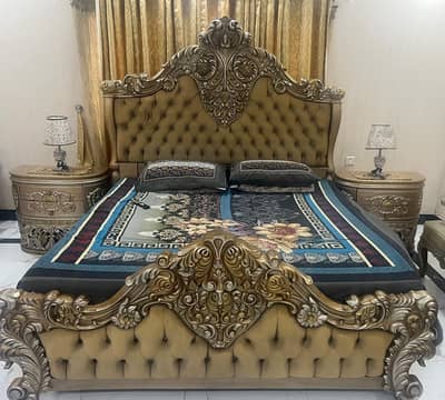 I am selling bed set it's colour is golden
