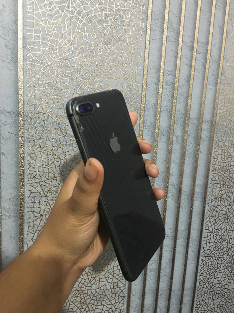Apple iPhone 8 Plus 3