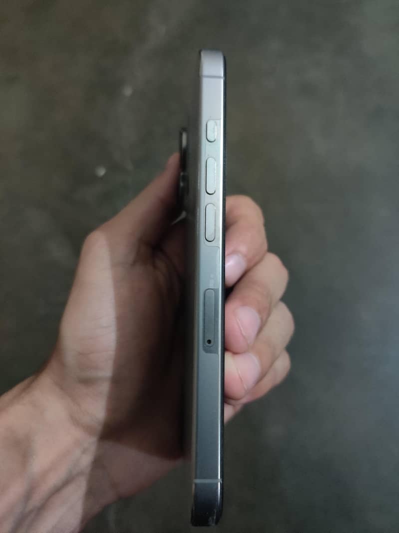 Apple iPhone 16 Pro 1