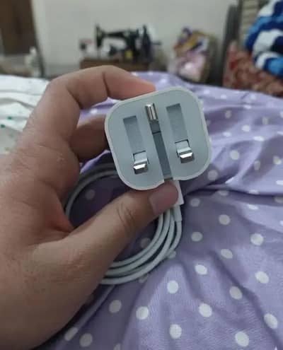 Genuine iphone charger for sale 10/10 bought from dubai