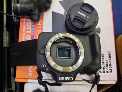 Canon EOS-R50 w/(18~55 lens,mic,tripod,light,bag] | like new condition
