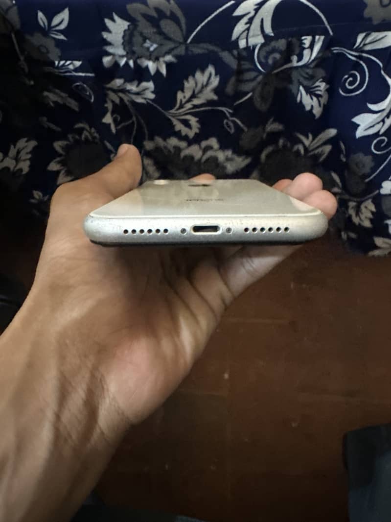 Apple iPhone XR 4