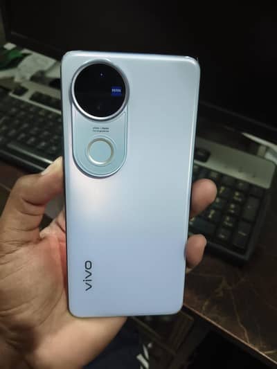 Vivo V50