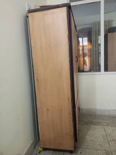 Wardrobe with 2 doors in good condition