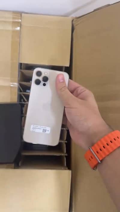 Apple iPhone 13 stock