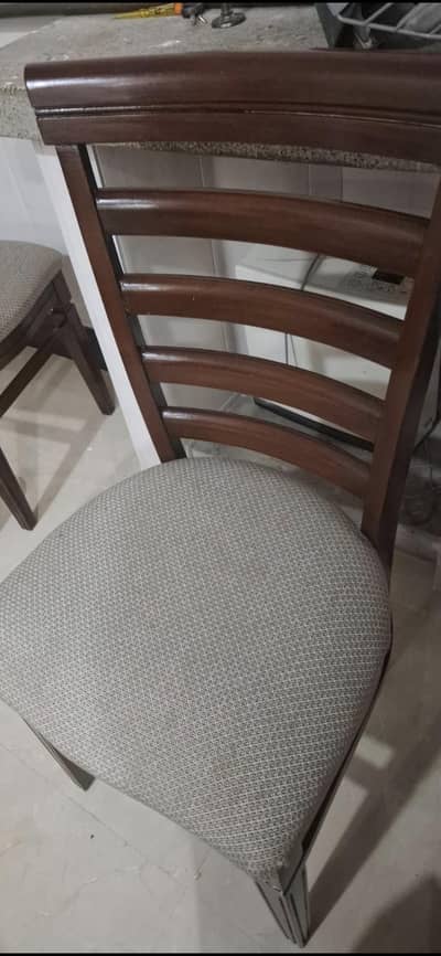 6 seater chairs and table in very gud condition for sale