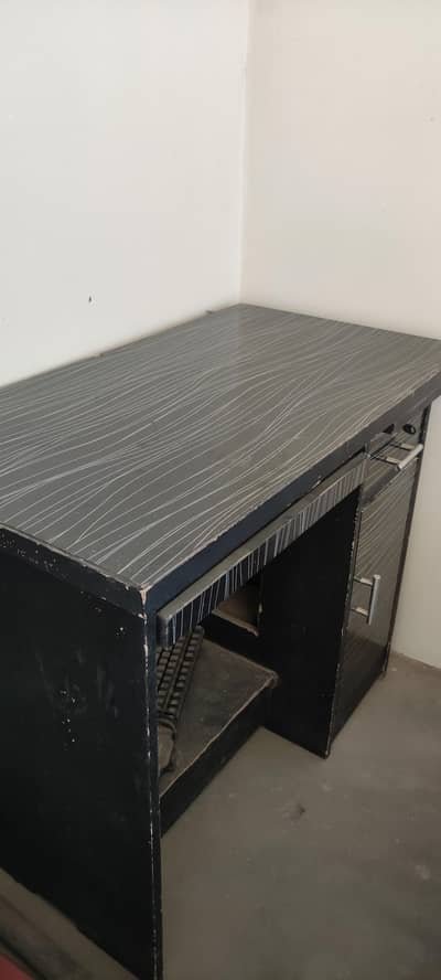 Office table in good condition