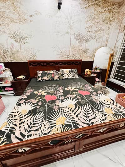 Tali wood king size bed with two side tables with mattress