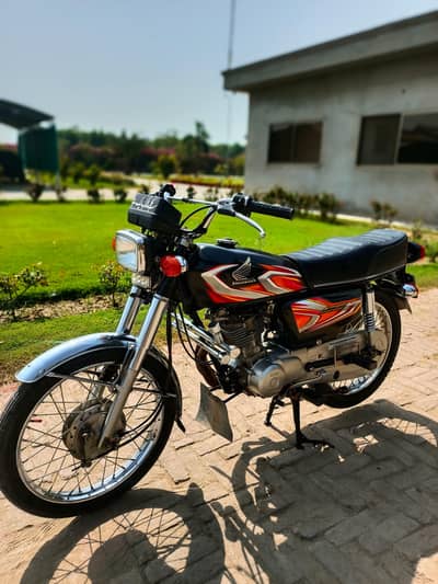 black colour mai 125 bike h koi fould ni h A to Z original hai.