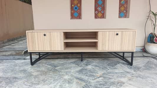 TV TABLE BRAND NEW 5 FOOT
