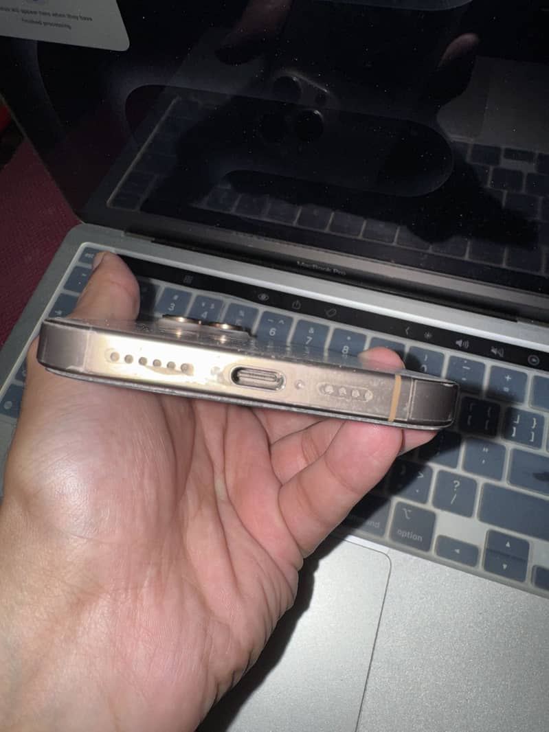 Apple iPhone 16 Pro Max 0