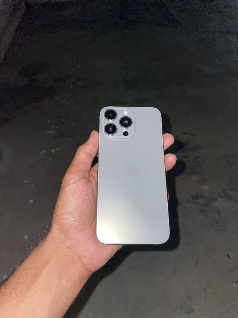 Apple iPhone 15 Pro Max 3