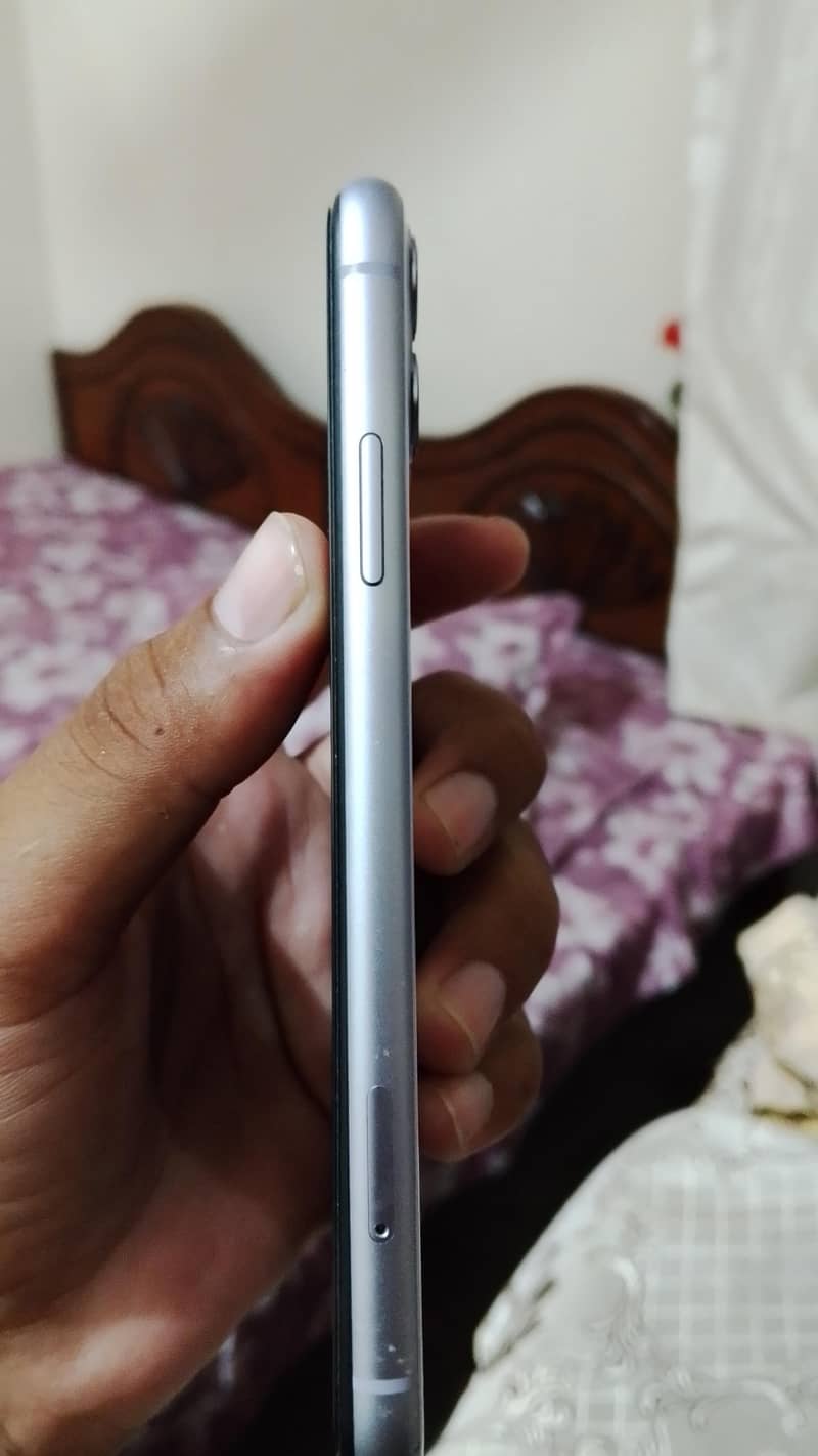 Apple iPhone 11 4