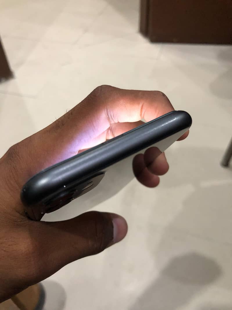 Apple iPhone 11 4
