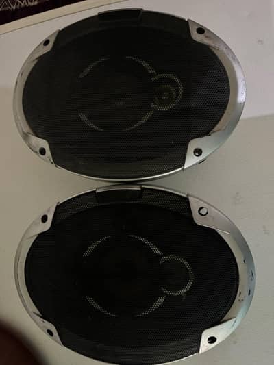 2 car speaker in good condition good sound