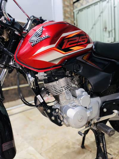 CB 125 F