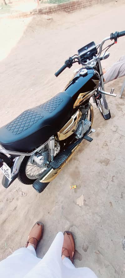 Honda 125 black golden self start