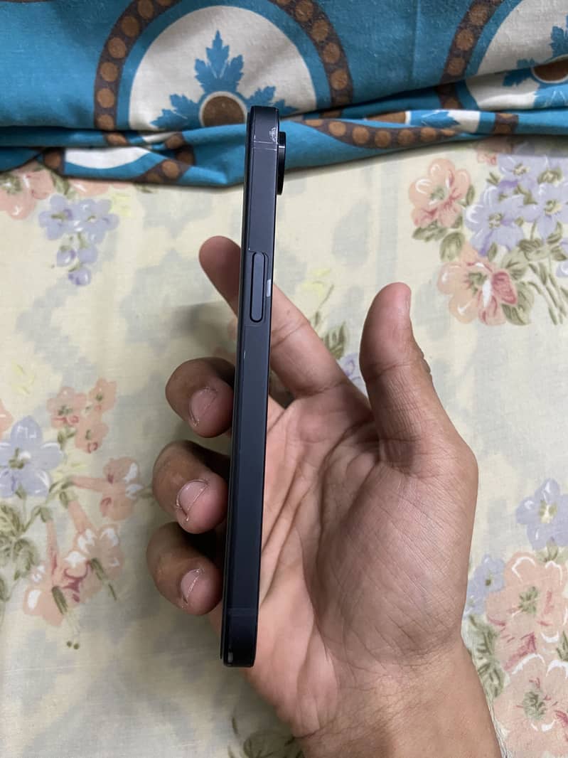 IPhone 16e 4