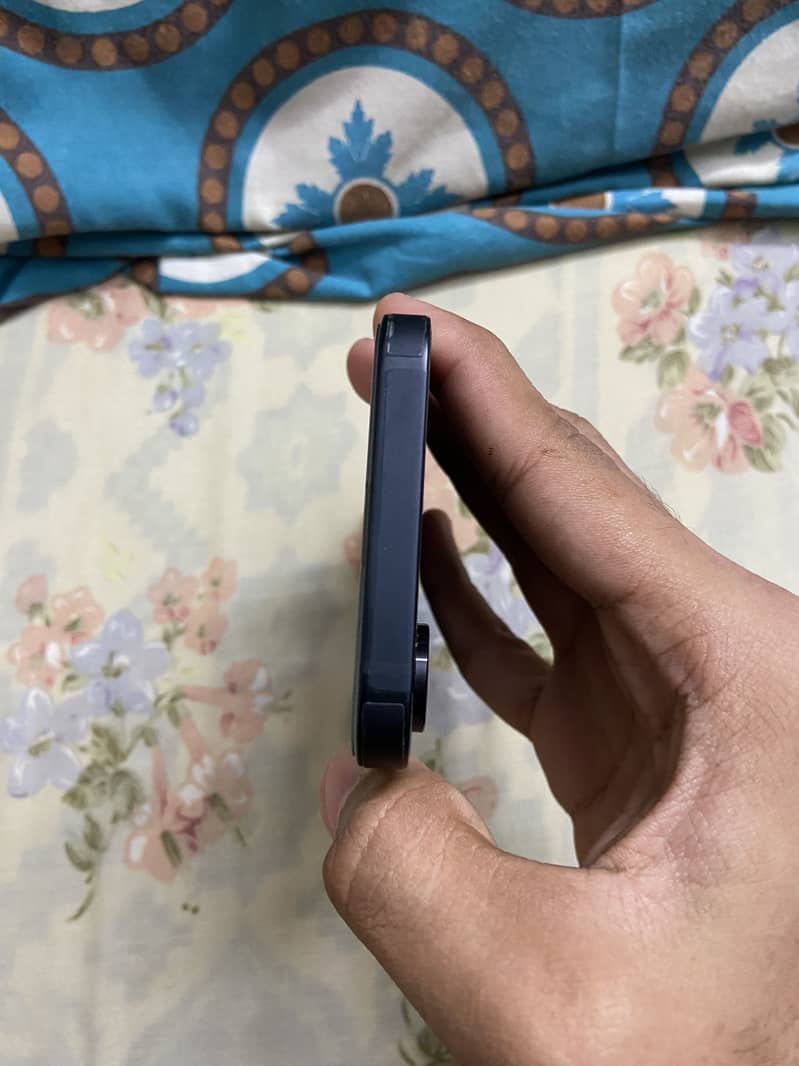 IPhone 16e 5