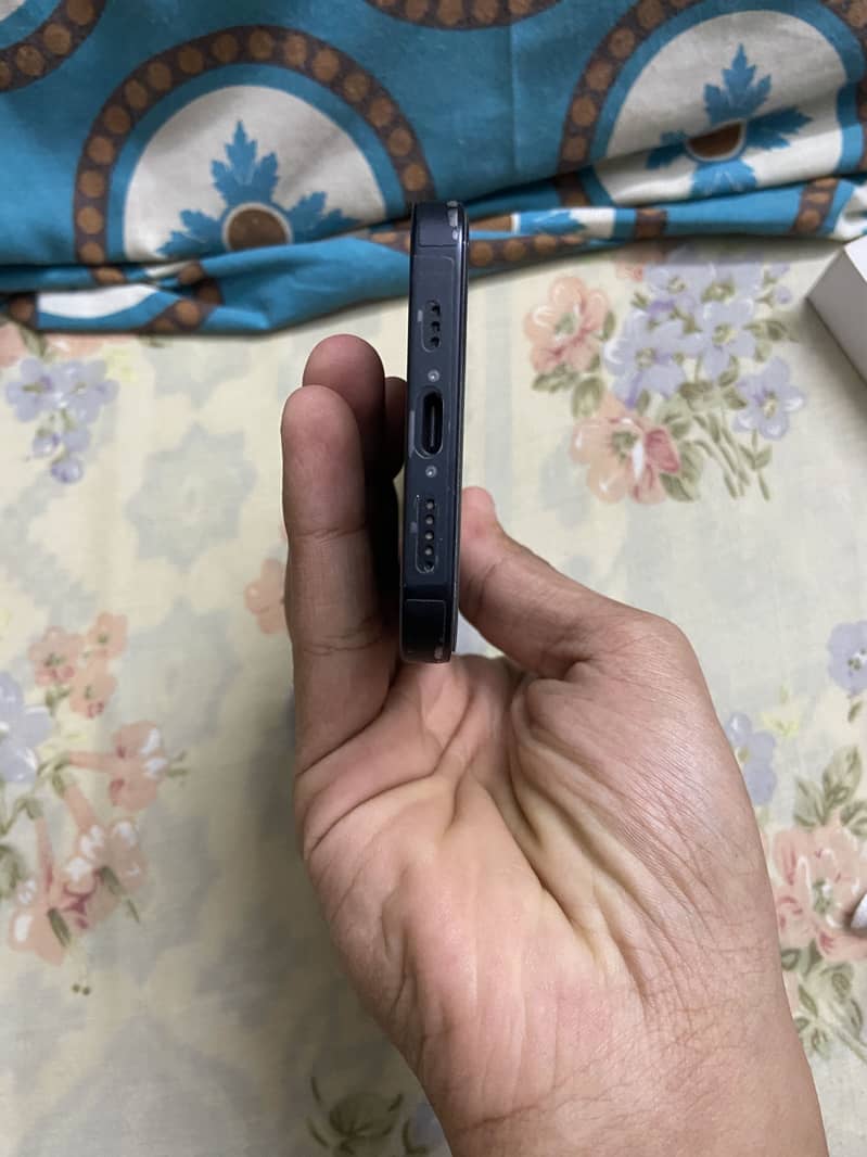 IPhone 16e 6