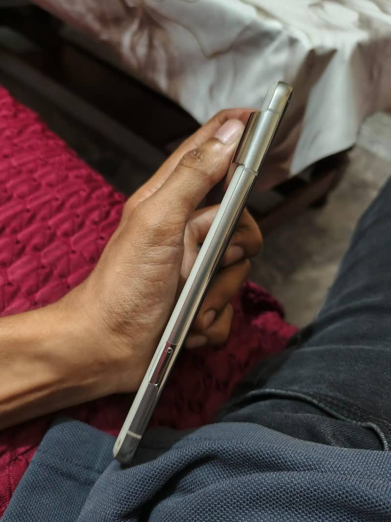 Google Pixel 8 Pro doted 9
