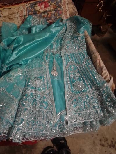 jis ny Lena ho contact kren new dress hai