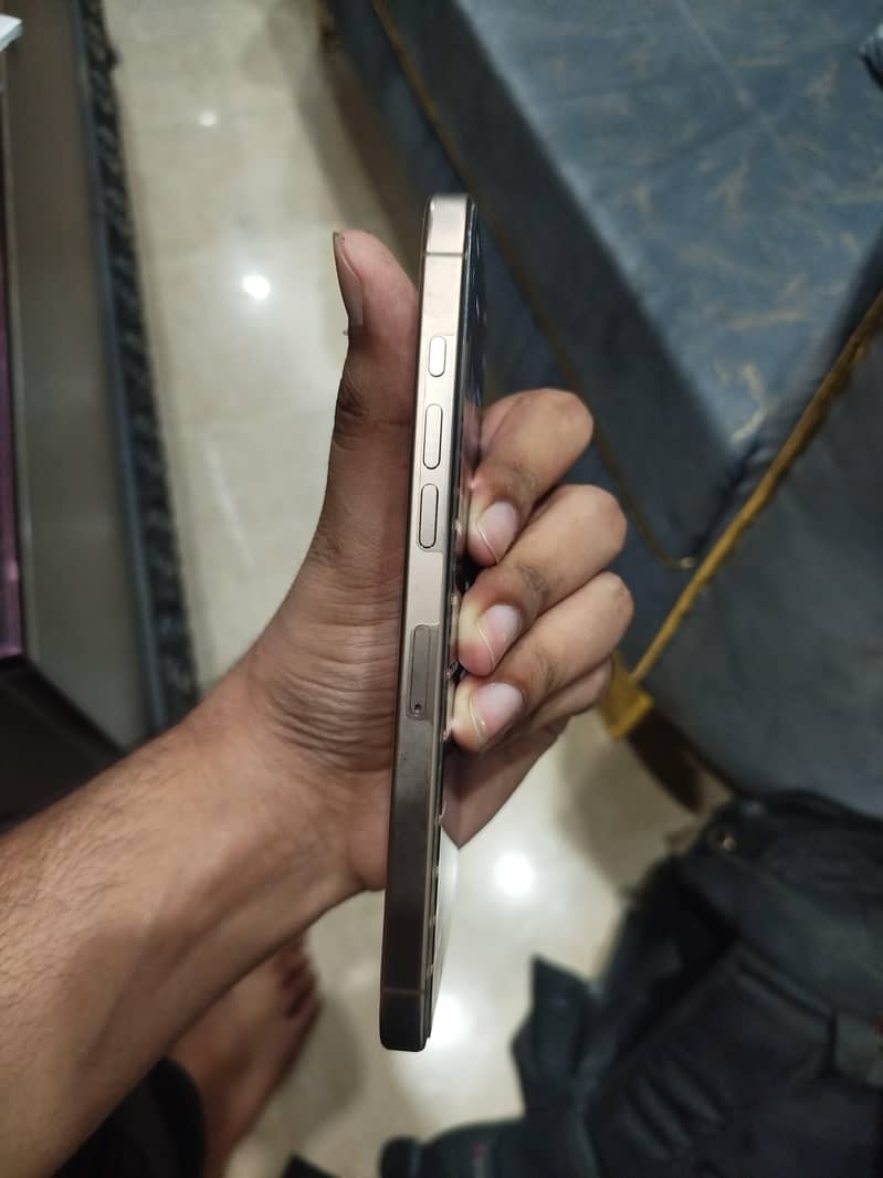 Apple iPhone 16 Pro Max 2