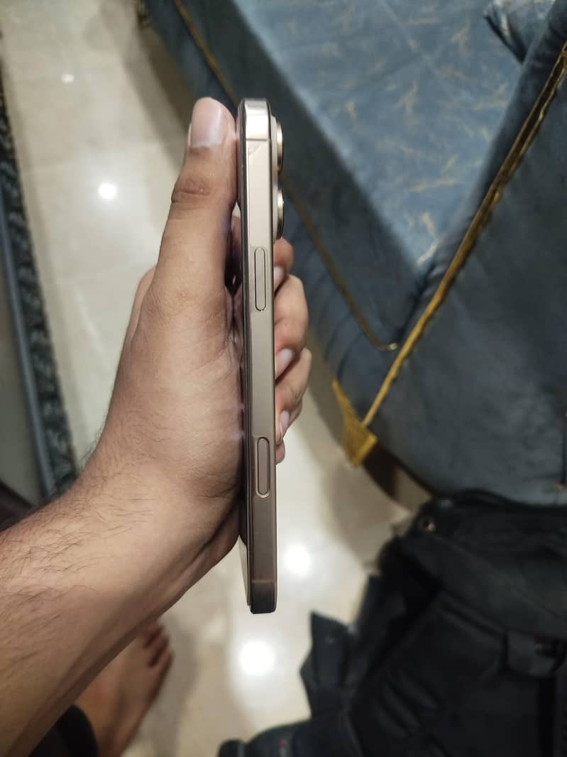 Apple iPhone 16 Pro Max 3