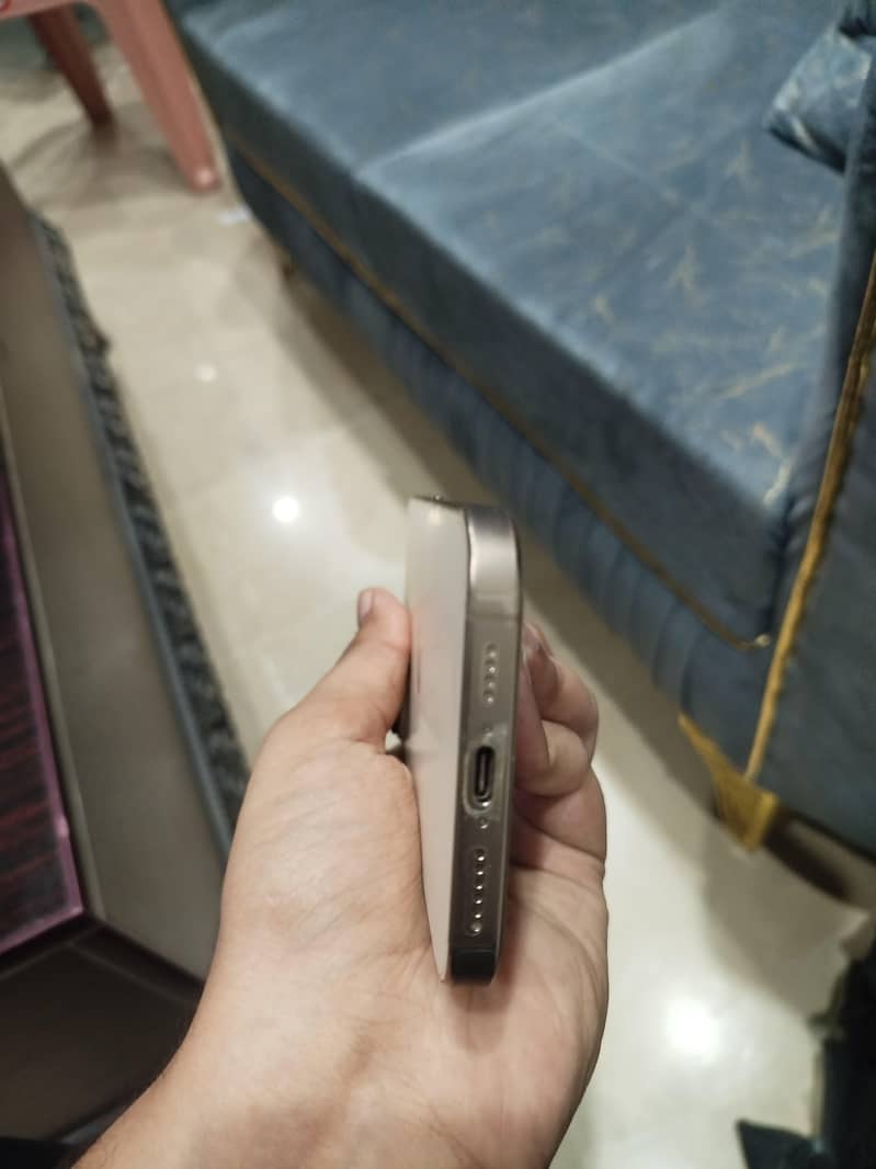 Apple iPhone 16 Pro Max 4