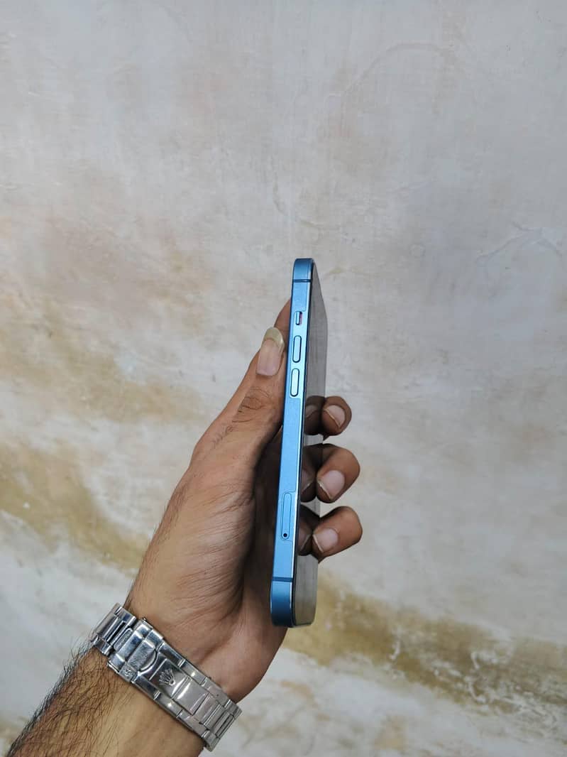 Apple iPhone 13 2