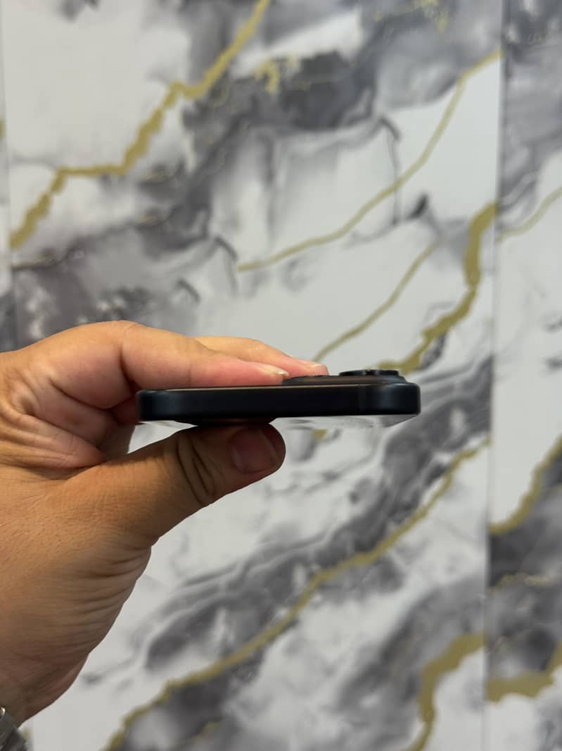 Apple iPhone 15 4