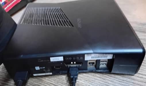 Selling xbox 360 in good condition only 1 month used
