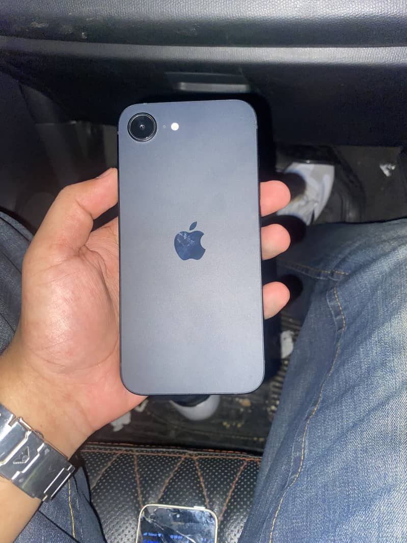 Apple iPhone 16e 0