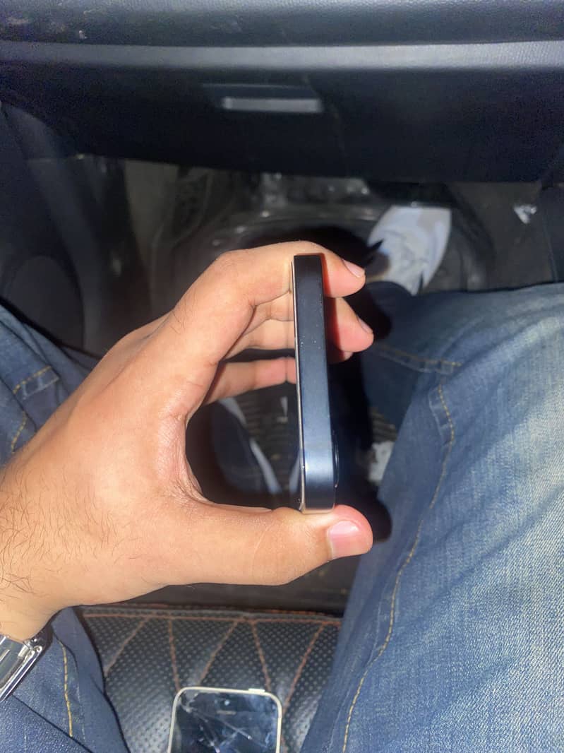 Apple iPhone 16e 1