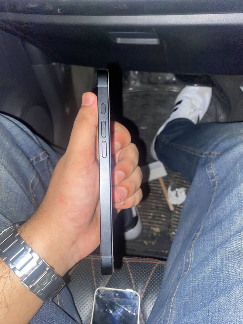 Apple iPhone 16e 2