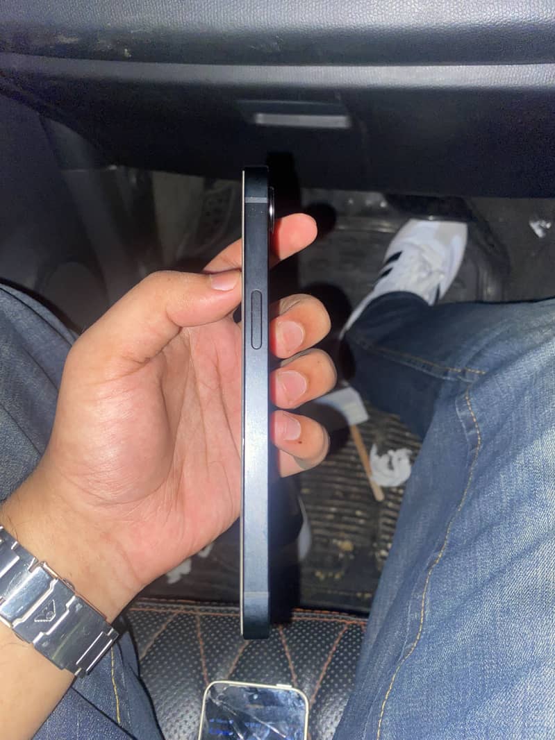 Apple iPhone 16e 3