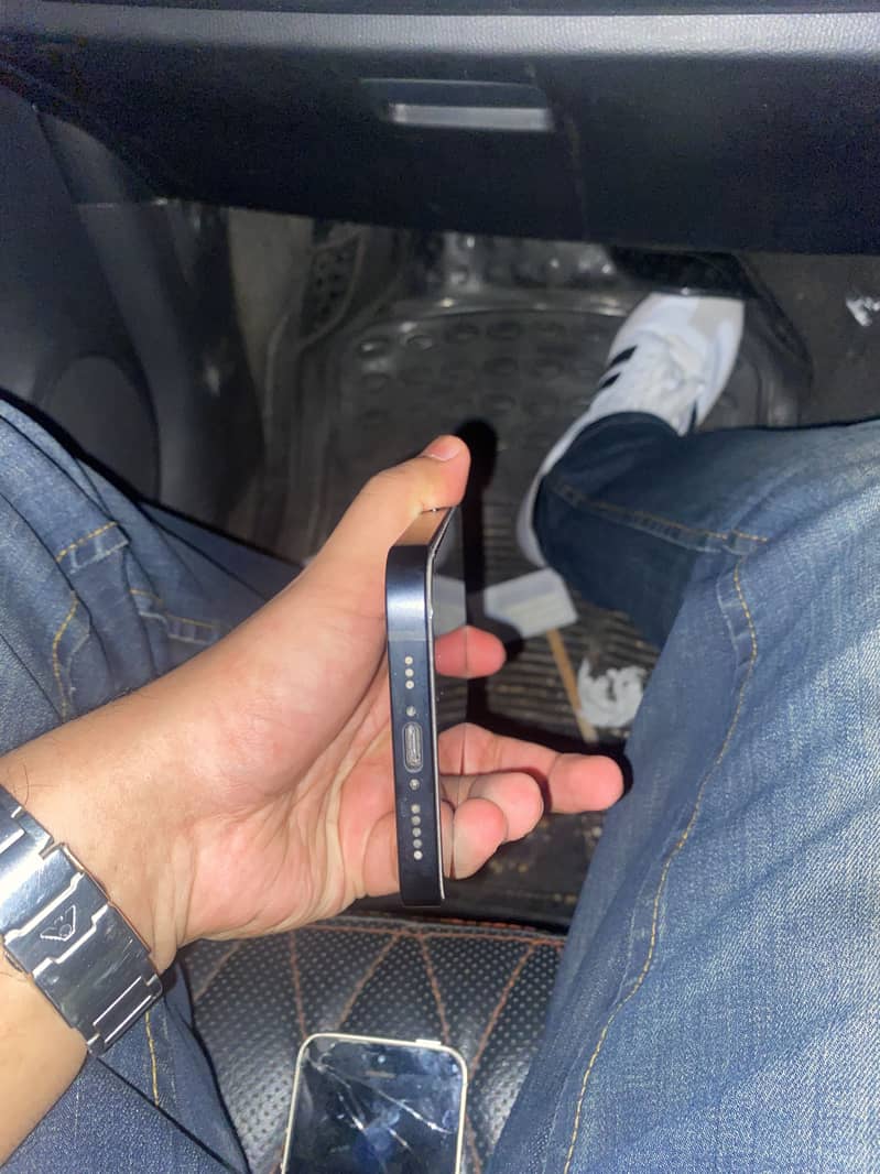 Apple iPhone 16e 4