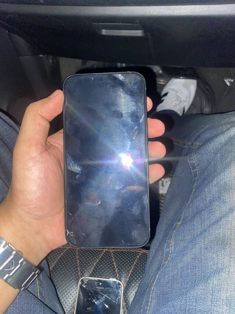 Apple iPhone 16e 5