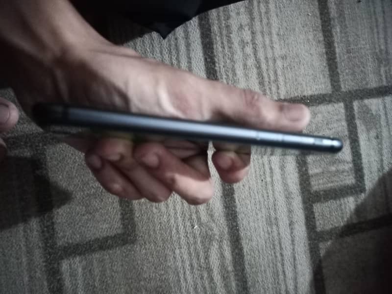 Apple iPhone 8 read description 4