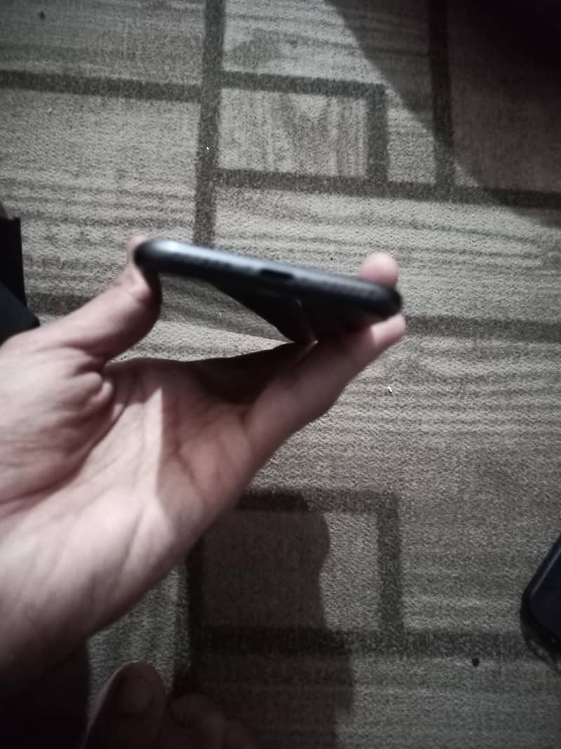 Apple iPhone 8 read description 6