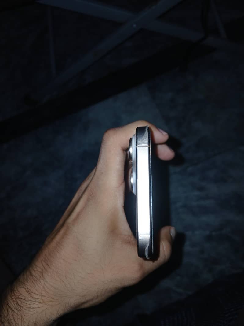Apple iPhone 16 Pro Max 4