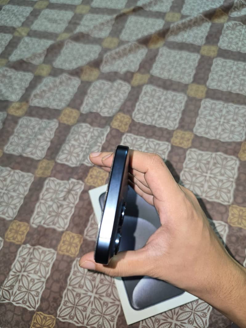 Apple iPhone 15 Pro Max 4