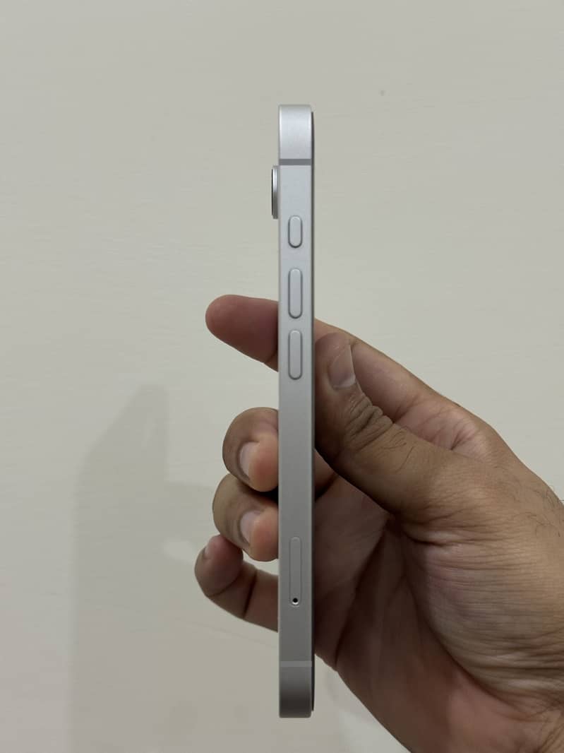 Apple iPhone 16e 3